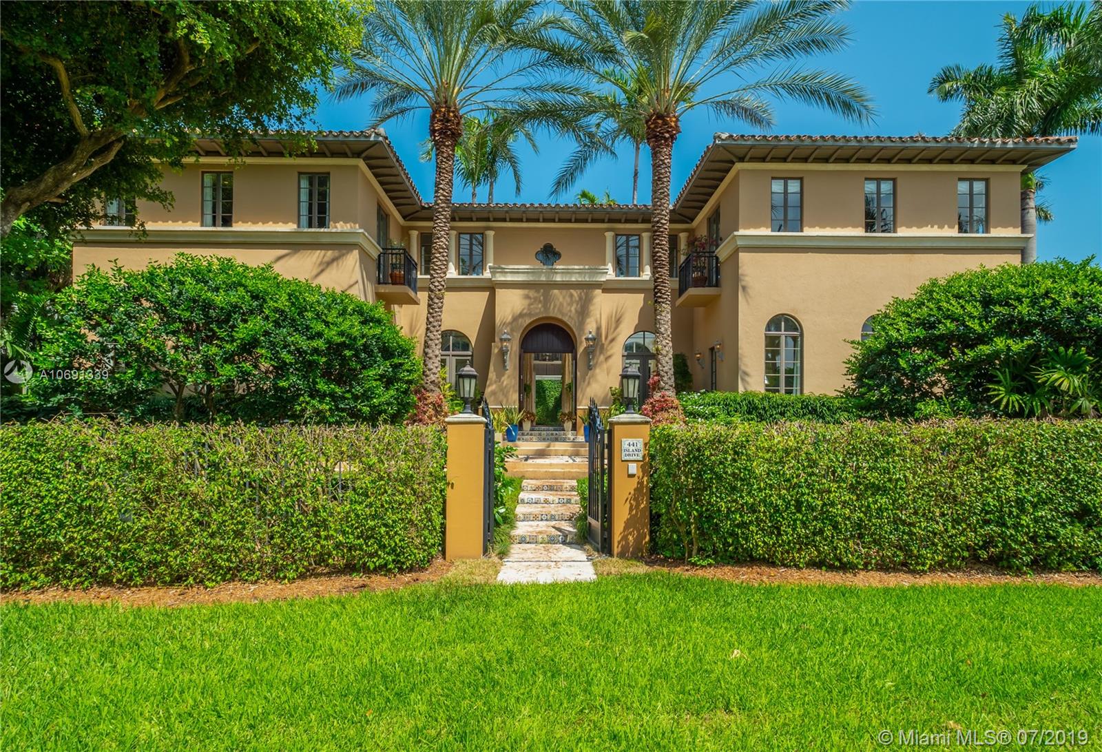 441 Island Drive Key Biscayne, FL 33149 - Photo 38 of 47 FRONT OF HOME