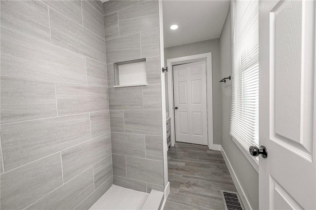 212 Ridge Avenue New Kensington, PA 15068 - Photo 12 of 32 a bathroom with a shower