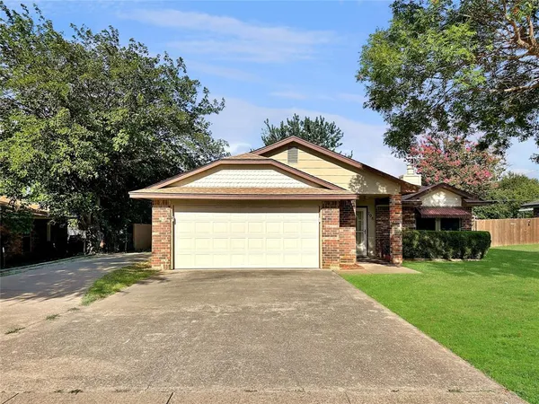 $1,900 | 708 Crestview Drive, Kennedale, TX 76060