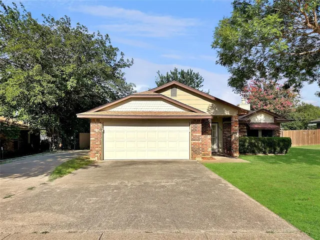 $1,900 | 708 Crestview Drive, Kennedale, TX 76060