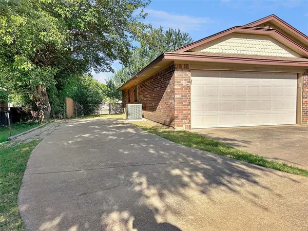$1,900 | 708 Crestview Drive, Kennedale, TX 76060
