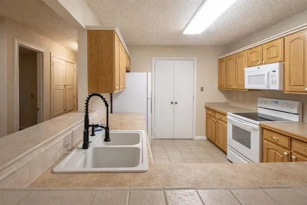 $1,900 | 708 Crestview Drive, Kennedale, TX 76060