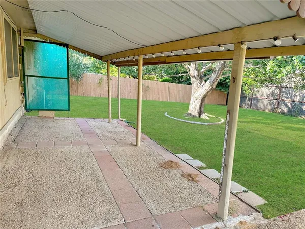 $1,900 | 708 Crestview Drive, Kennedale, TX 76060