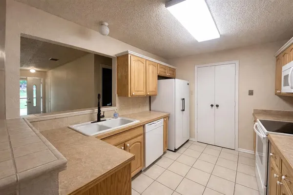 $1,900 | 708 Crestview Drive, Kennedale, TX 76060