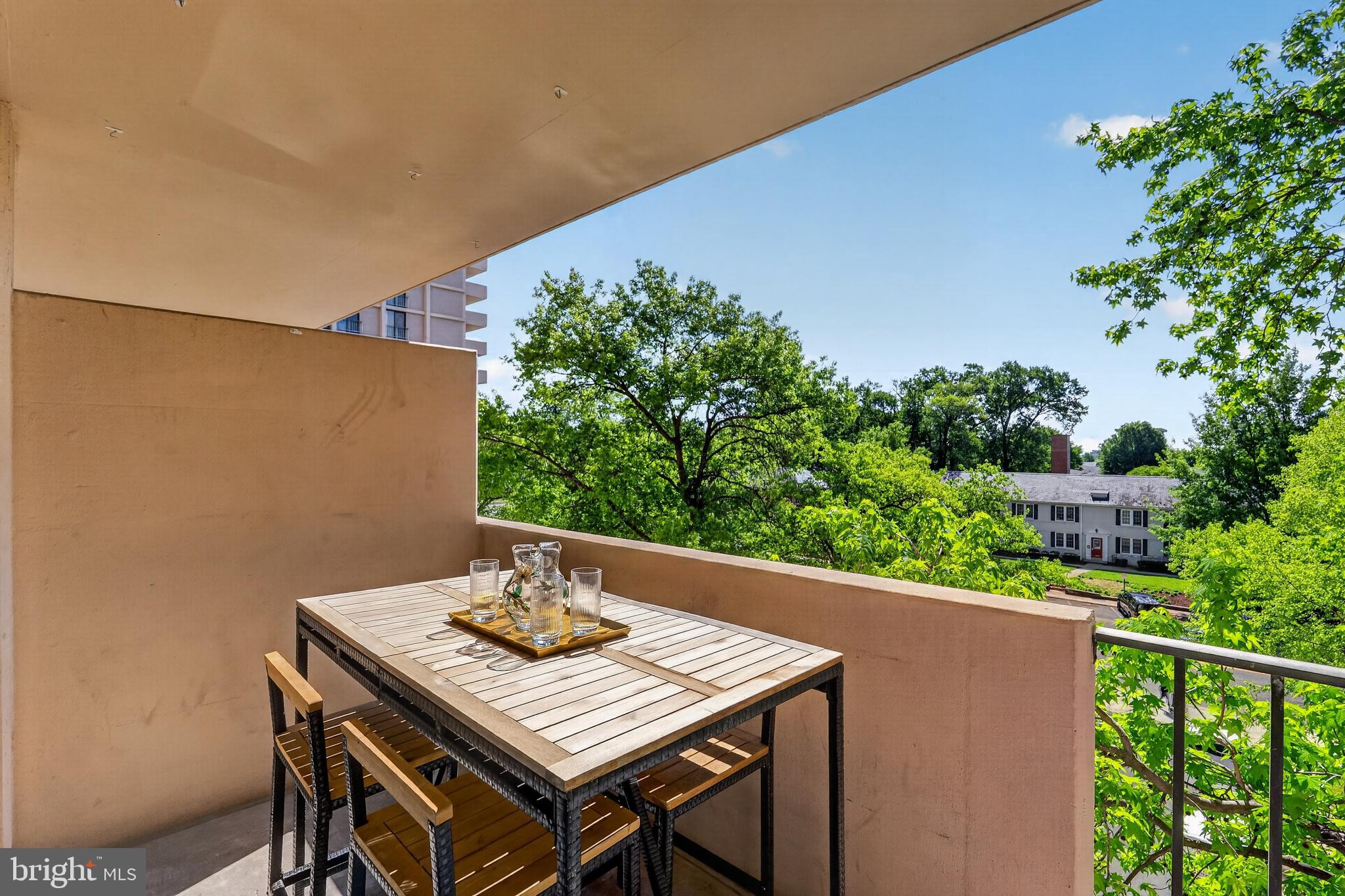 4141 North Henderson Road, Unit 302 Arlington, VA 22203 - Photo 22 of 40 a balcony with table and chairs