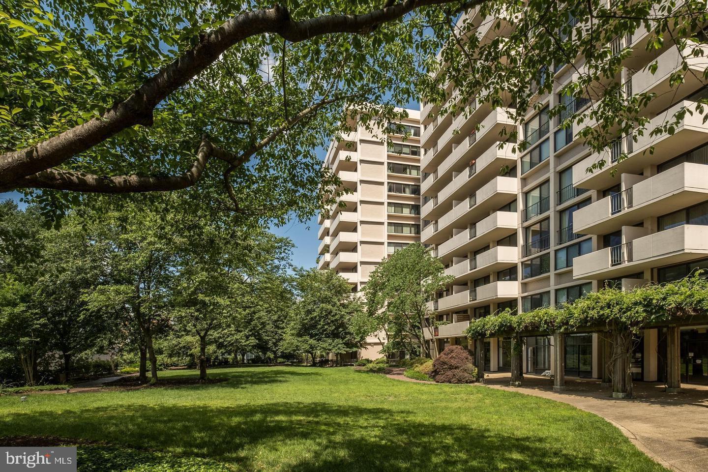 4141 North Henderson Road, Unit 302 Arlington, VA 22203 - Photo 33 of 40 a view of a building with a yard