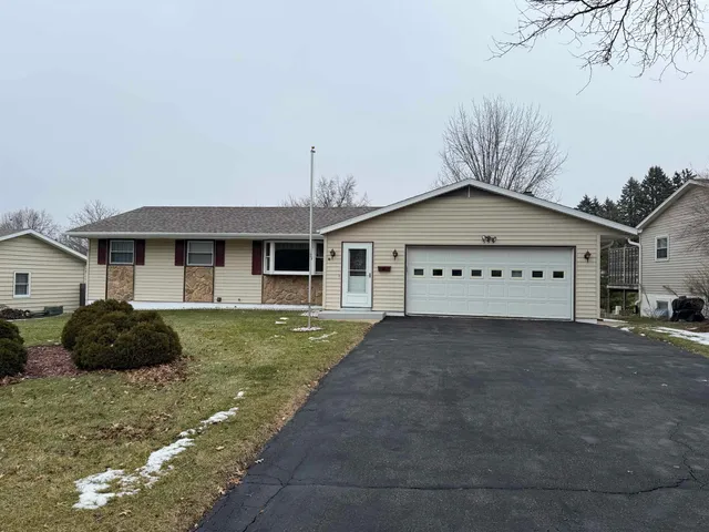 $195,000 | 559 North Greenfield Drive, Freeport, IL 61032