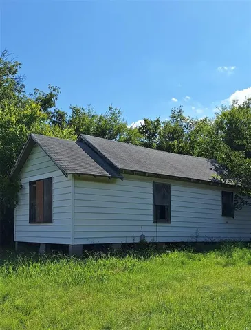 a view of a back yard of the house