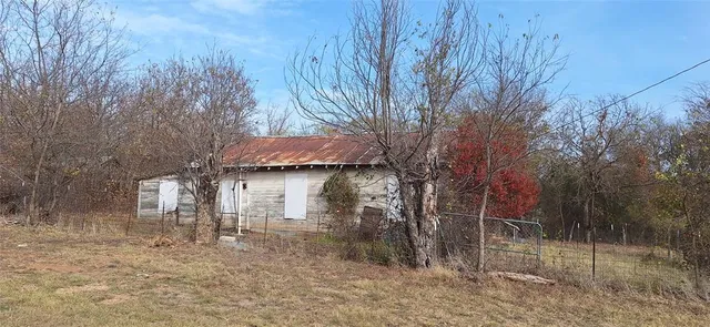 a view of back yard of the house