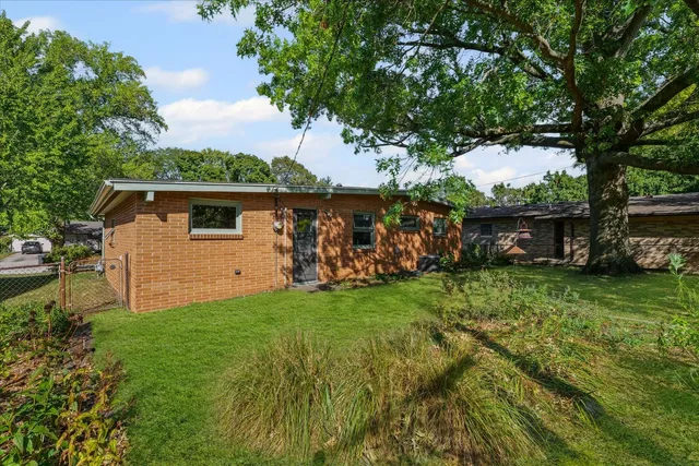 $179,900 | 907 East Burkwood Drive, Urbana, IL 61801