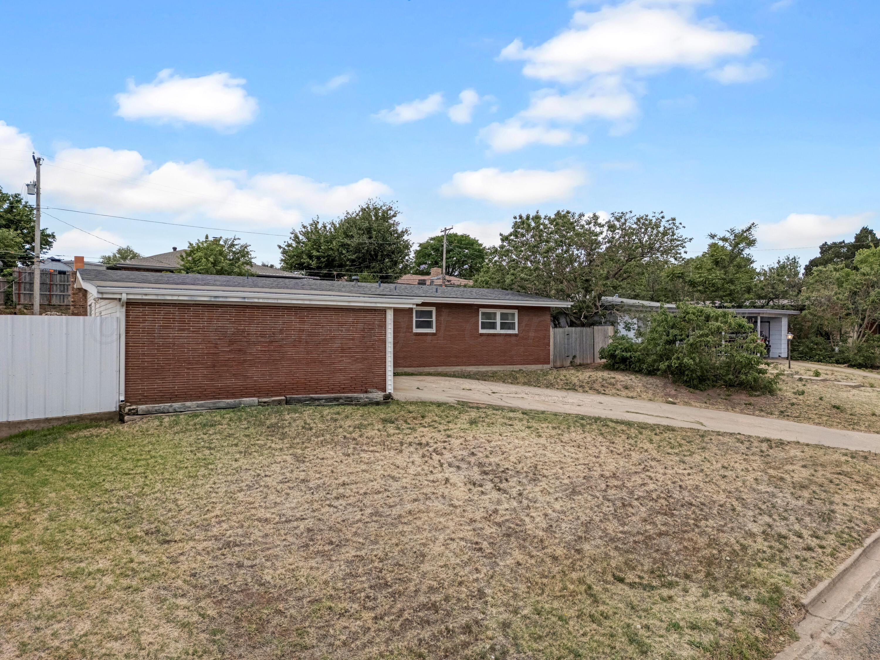 212 Teague Street Borger, TX 79007 - Photo 23 of 30 a backyard of a house with lots of green space