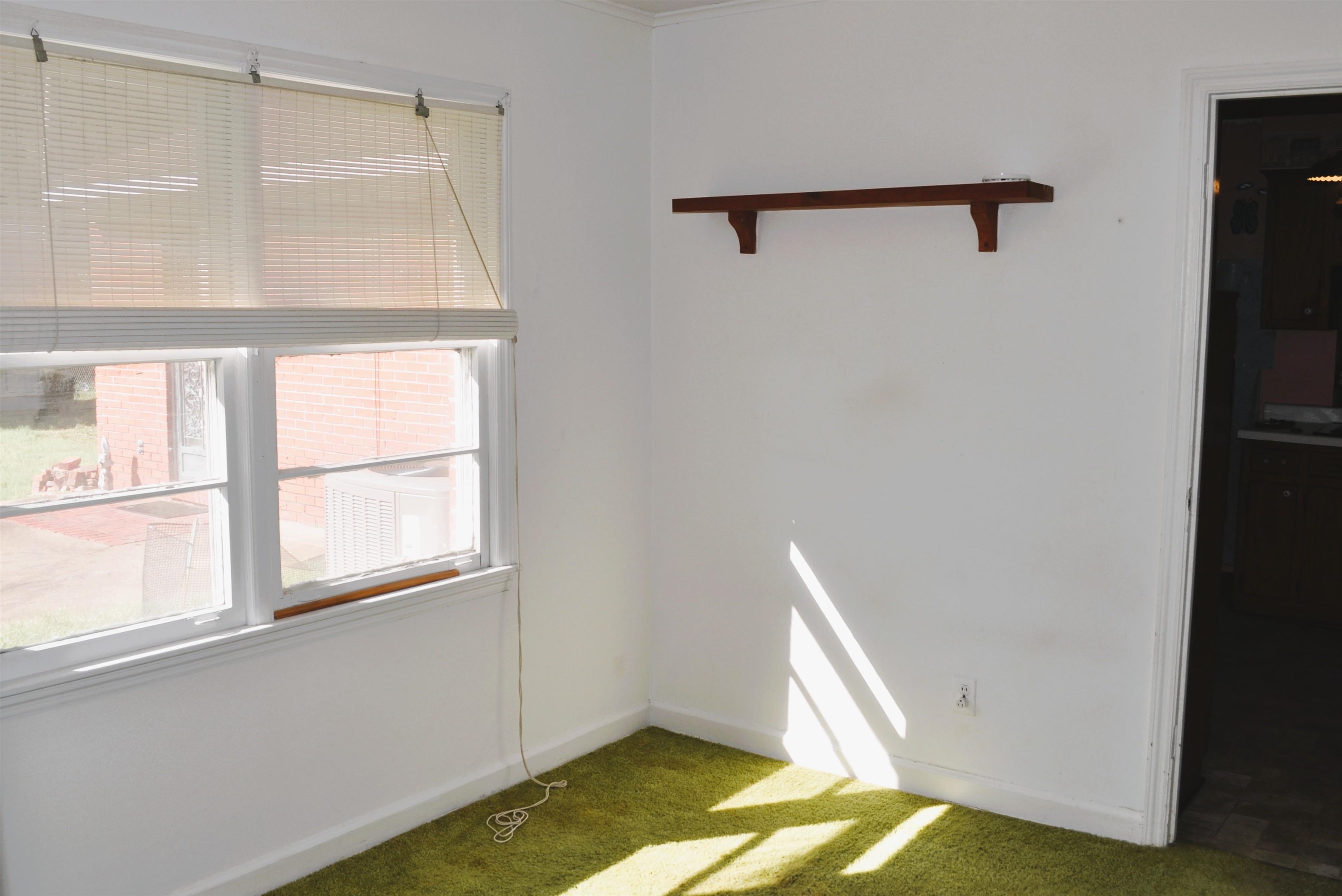 1263 South Perkins Road Memphis, TN 38117 - Photo 20 of 35 a view of walk in closet with a window