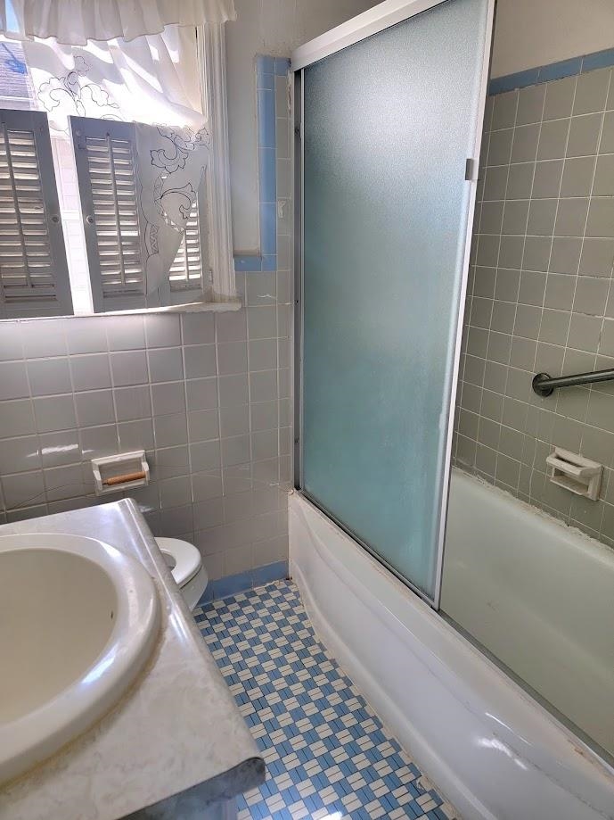 1263 South Perkins Road Memphis, TN 38117 - Photo 25 of 35 a bathroom with a bathtub and window
