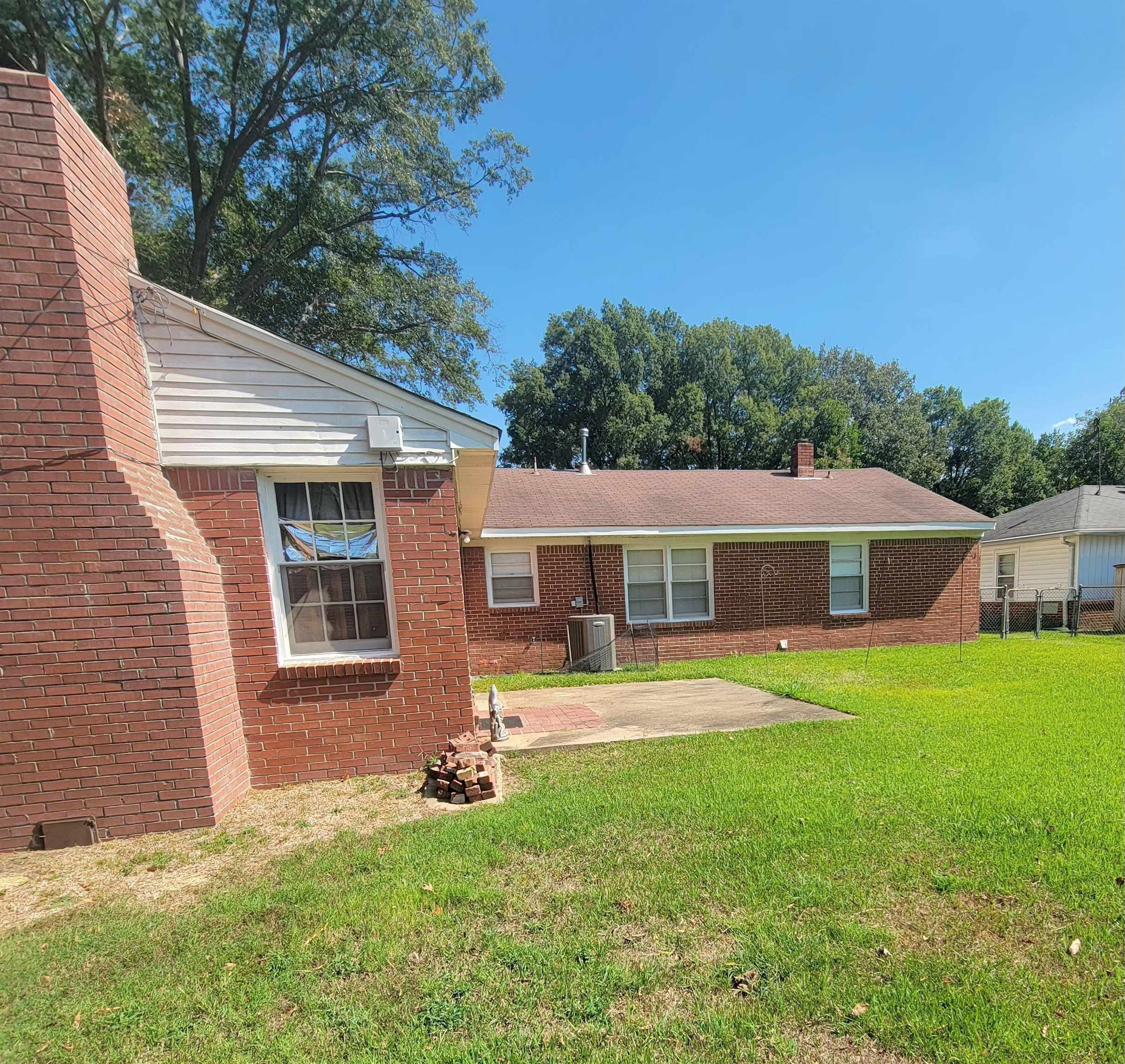1263 South Perkins Road Memphis, TN 38117 - Photo 27 of 35 a front view of house with yard and green space