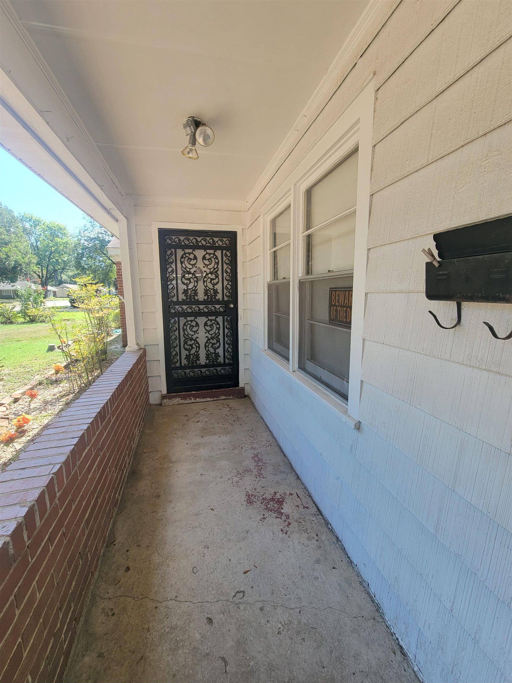 1263 South Perkins Road Memphis, TN 38117 - Photo 8 of 35 a view of a hallway with a window
