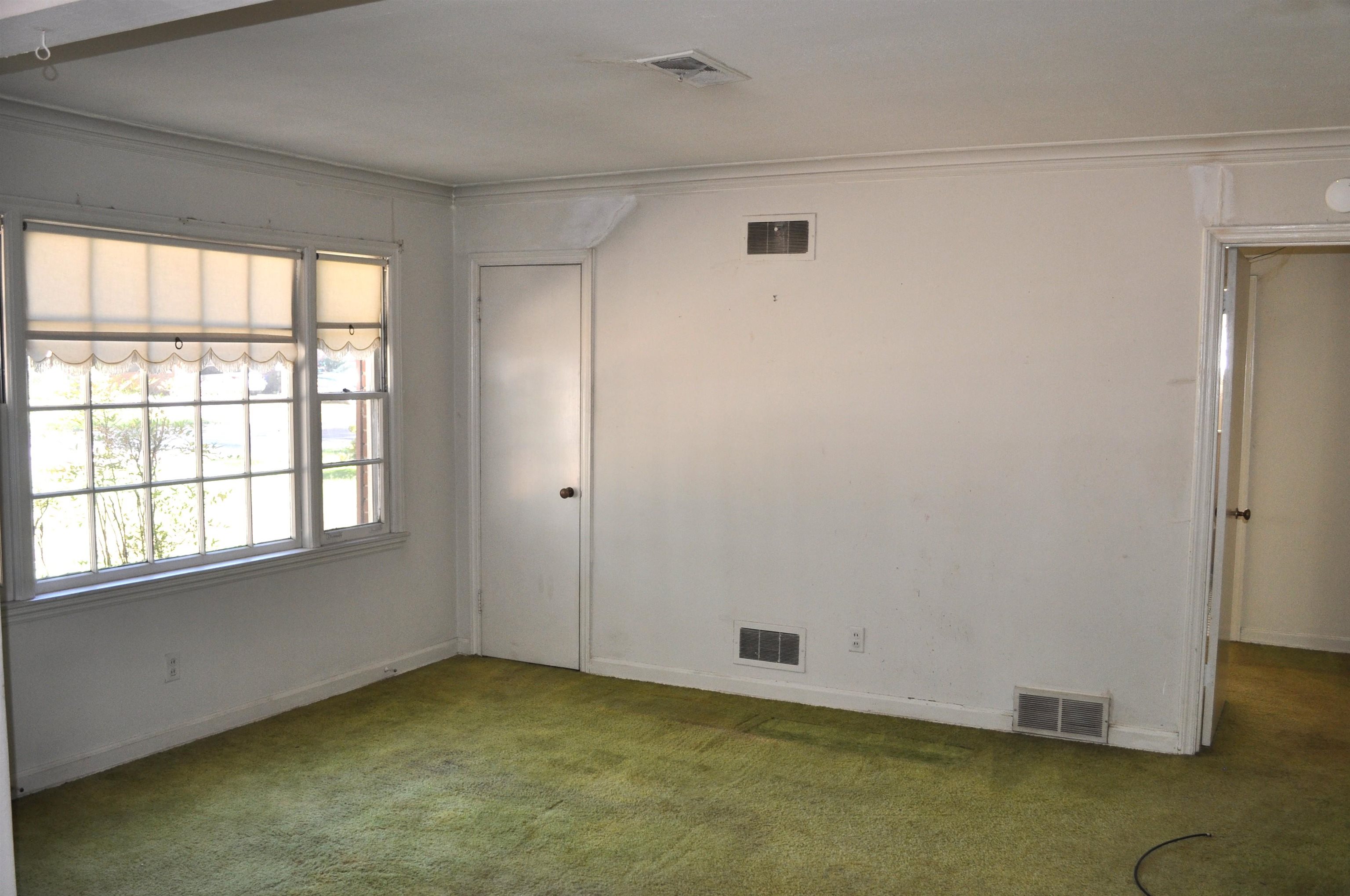 1263 South Perkins Road Memphis, TN 38117 - Photo 10 of 35 an empty room with a window