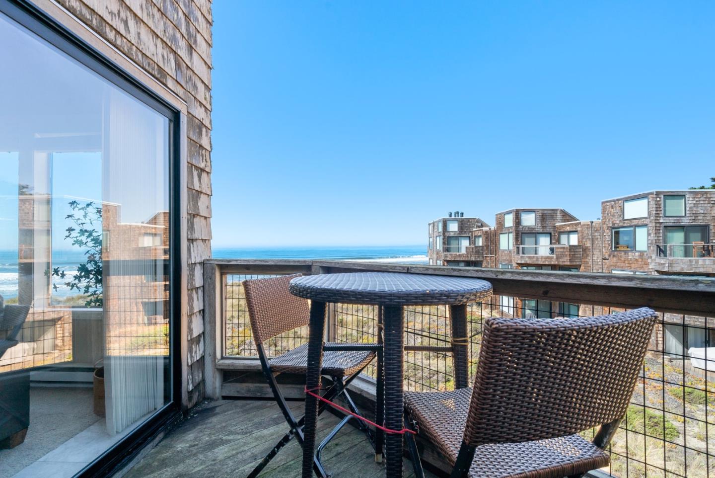 101 Shell Road, Unit 64 Watsonville, CA 95076 - Photo 23 of 35 a balcony with table and chairs