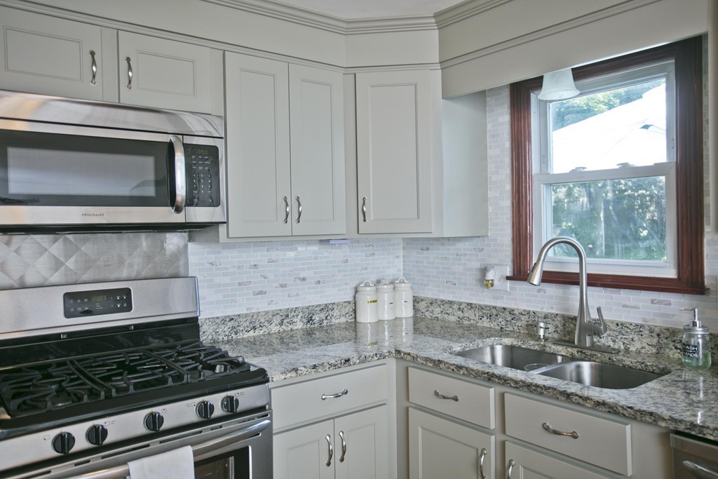 15 East Drumlin Road Springfield, MA 01108 - Photo 4 of 30