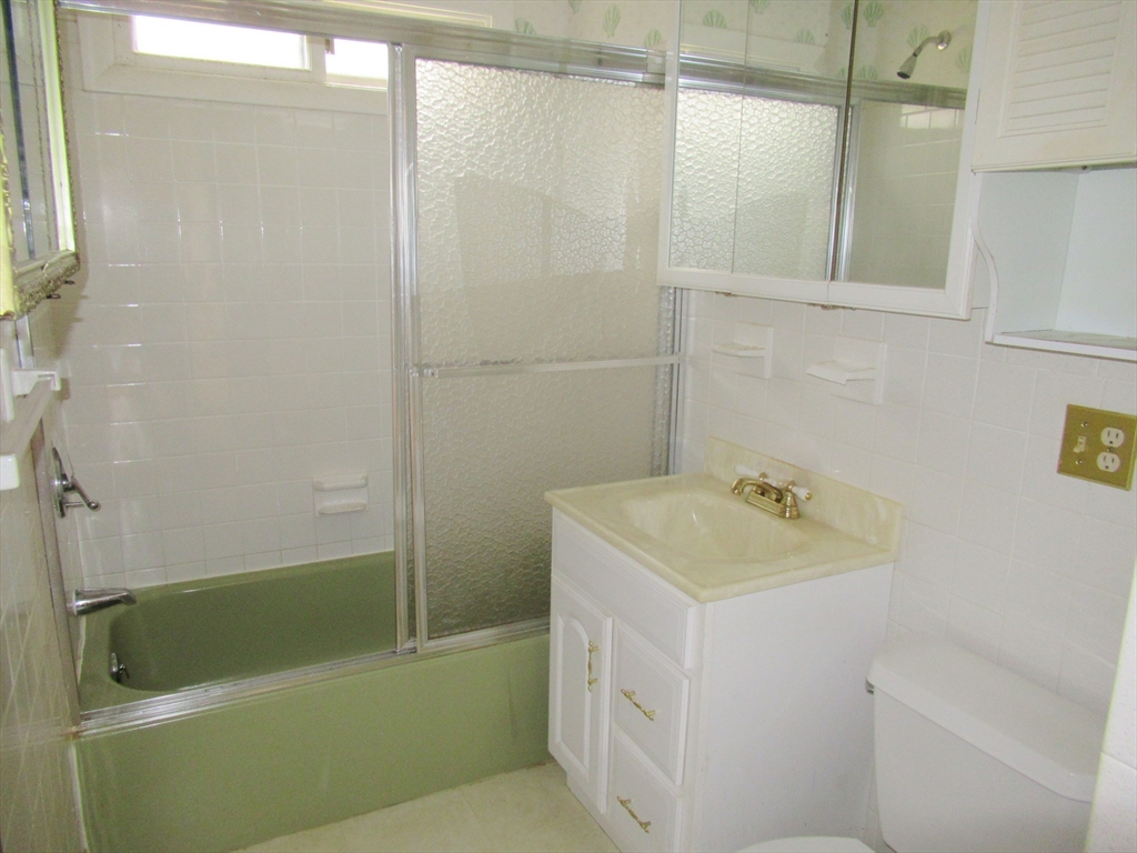 35 Tioga Street Springfield, MA 01128 - Photo 11 of 22