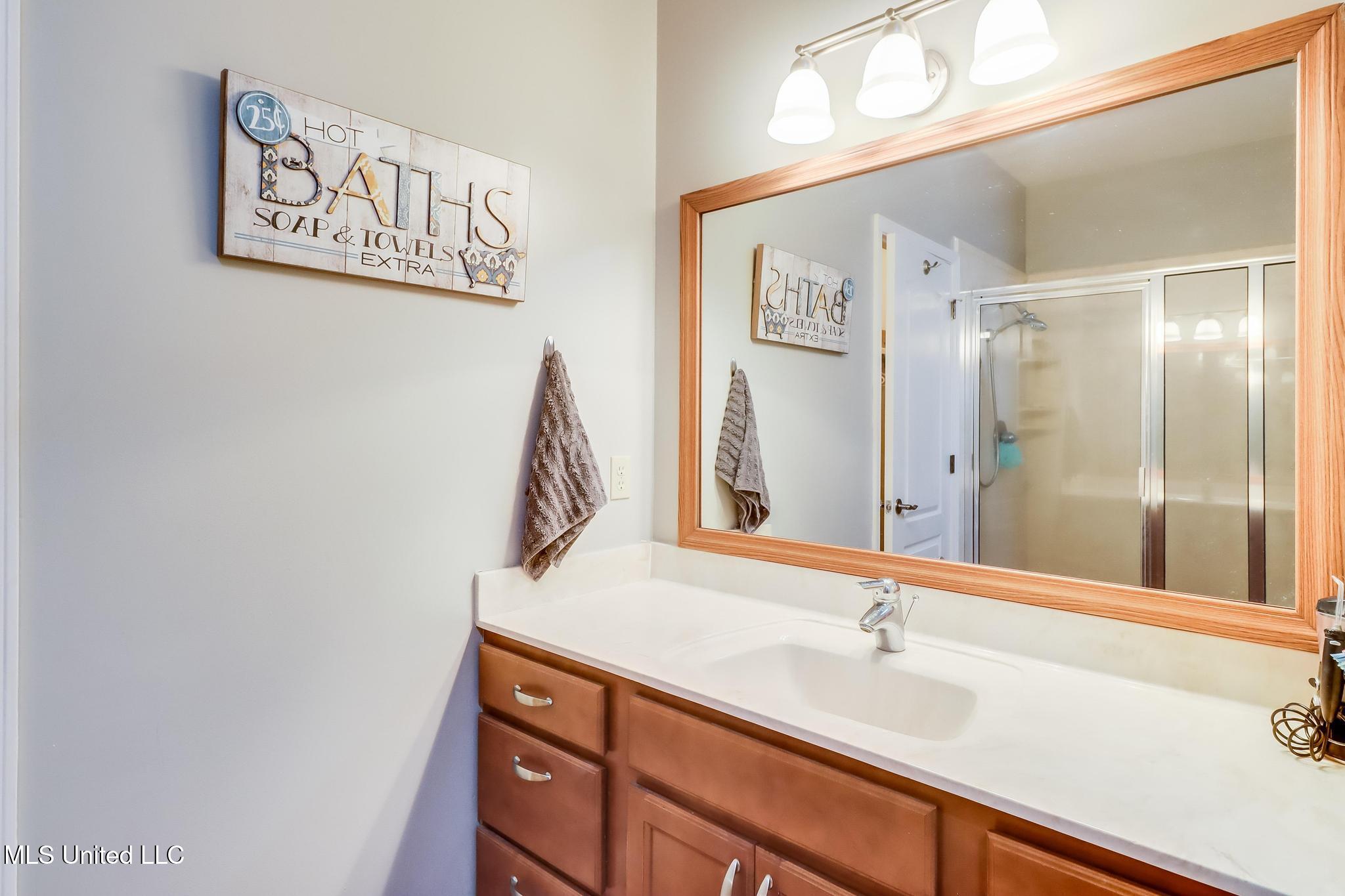 3518 River Bluff Road D'Iberville, MS 39540 - Photo 20 of 38 3518RBluff master vanity