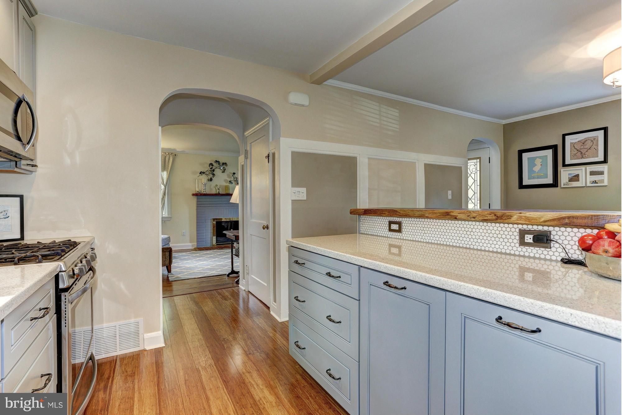 907 Weatherbee Road Towson, MD 21286 - Photo 5 of 30 Silestone counters, wood flooring, door to yard.