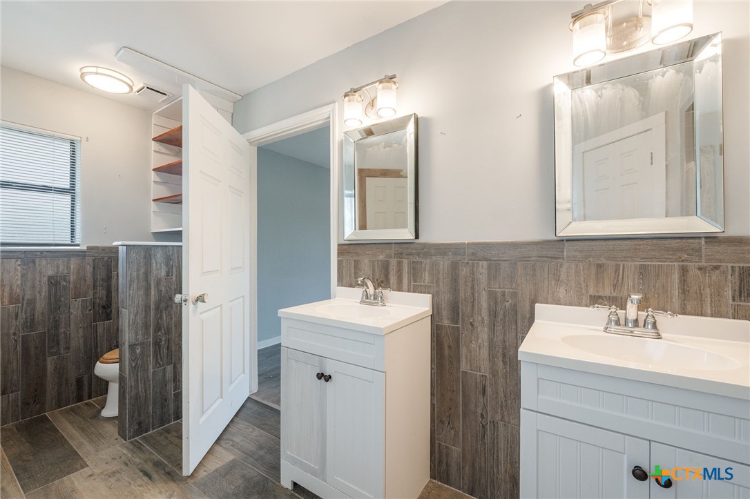 554 County Road 4707 Kempner, TX 76539 - Photo 17 of 33 a bathroom with a sink and a mirror
