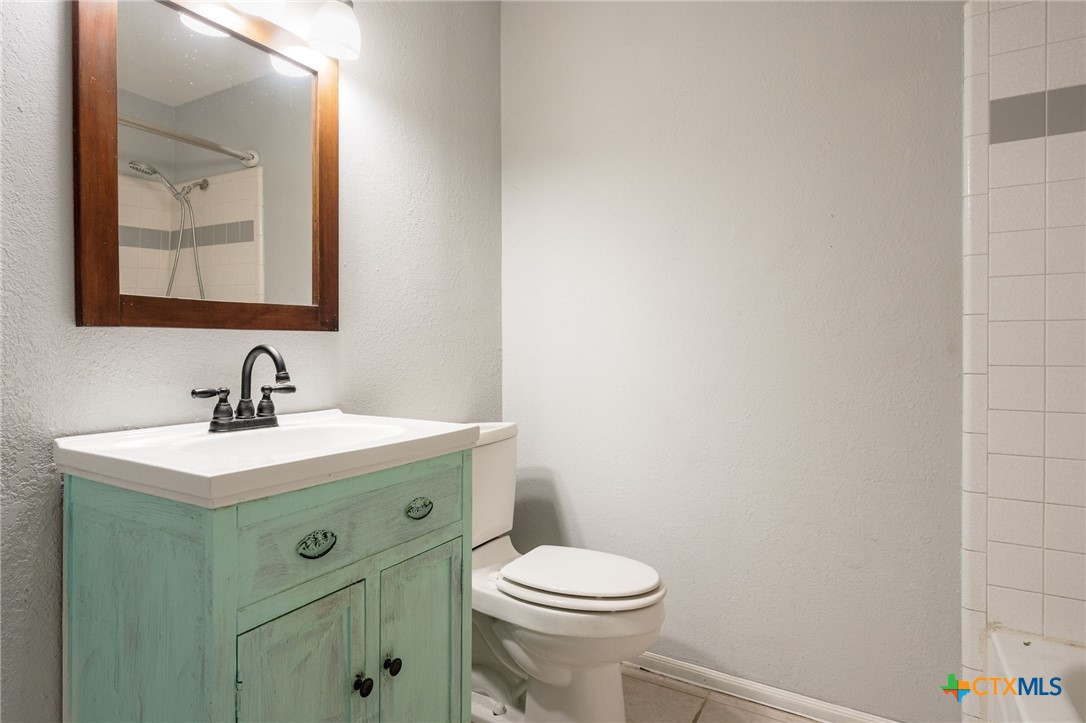 554 County Road 4707 Kempner, TX 76539 - Photo 20 of 33 a bathroom with a toilet a sink and mirror