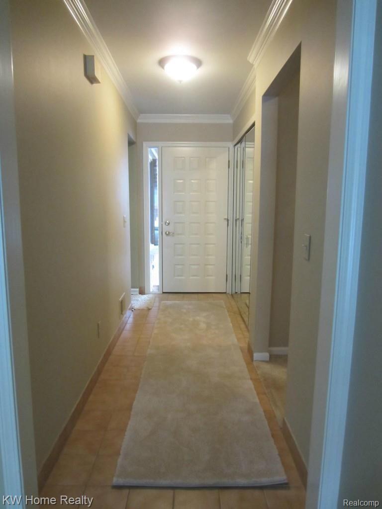 2210 London Bridge Drive, Unit 7 Rochester, MI 48307 - Photo 3 of 21 LONDON-ENTRY-FOYER.jpg