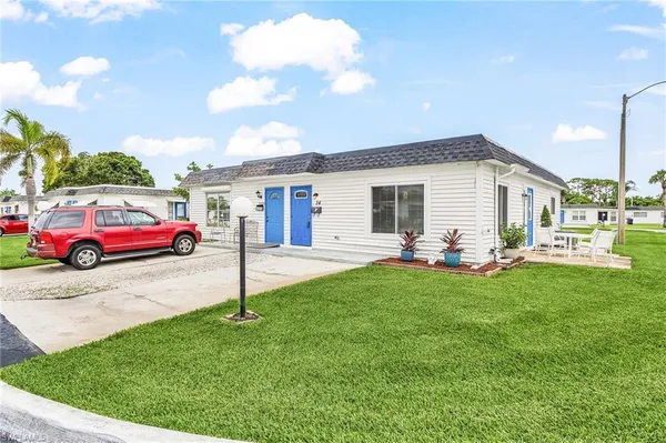 a view of a house with backyard