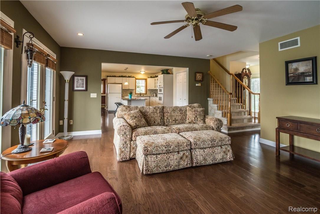 6289 Golf Club Road Howell, MI 48843 - Photo 12 of 35 12 living.jpg