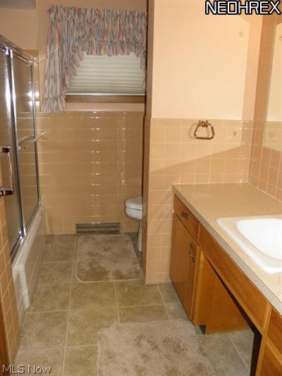 2100 Springfield Center Road Akron, OH 44312 - Photo 12 of 18 First Full Bathroom