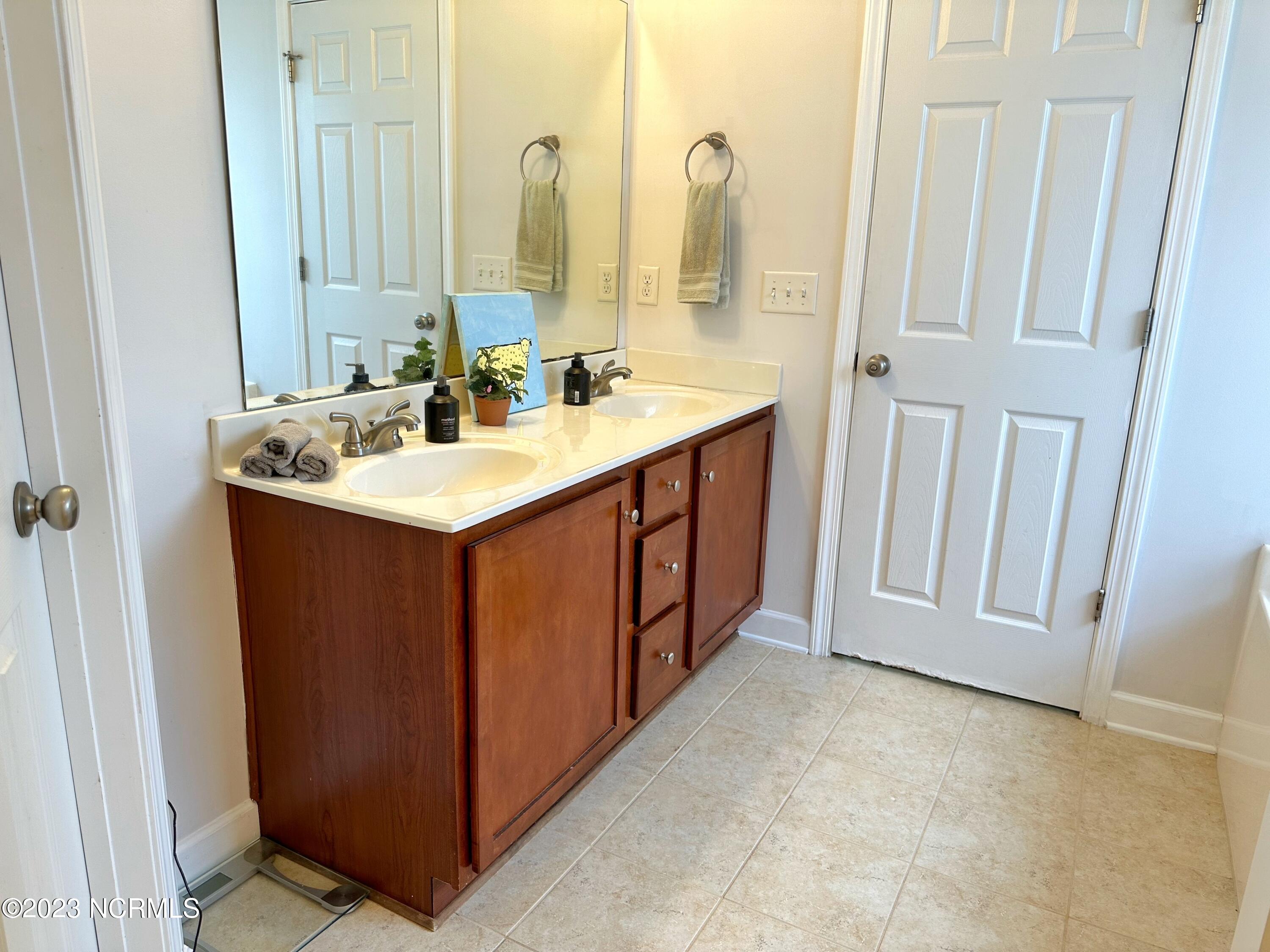 317 Inverness Drive Hubert, NC 28539 - Photo 32 of 40 Mstrbath(3)