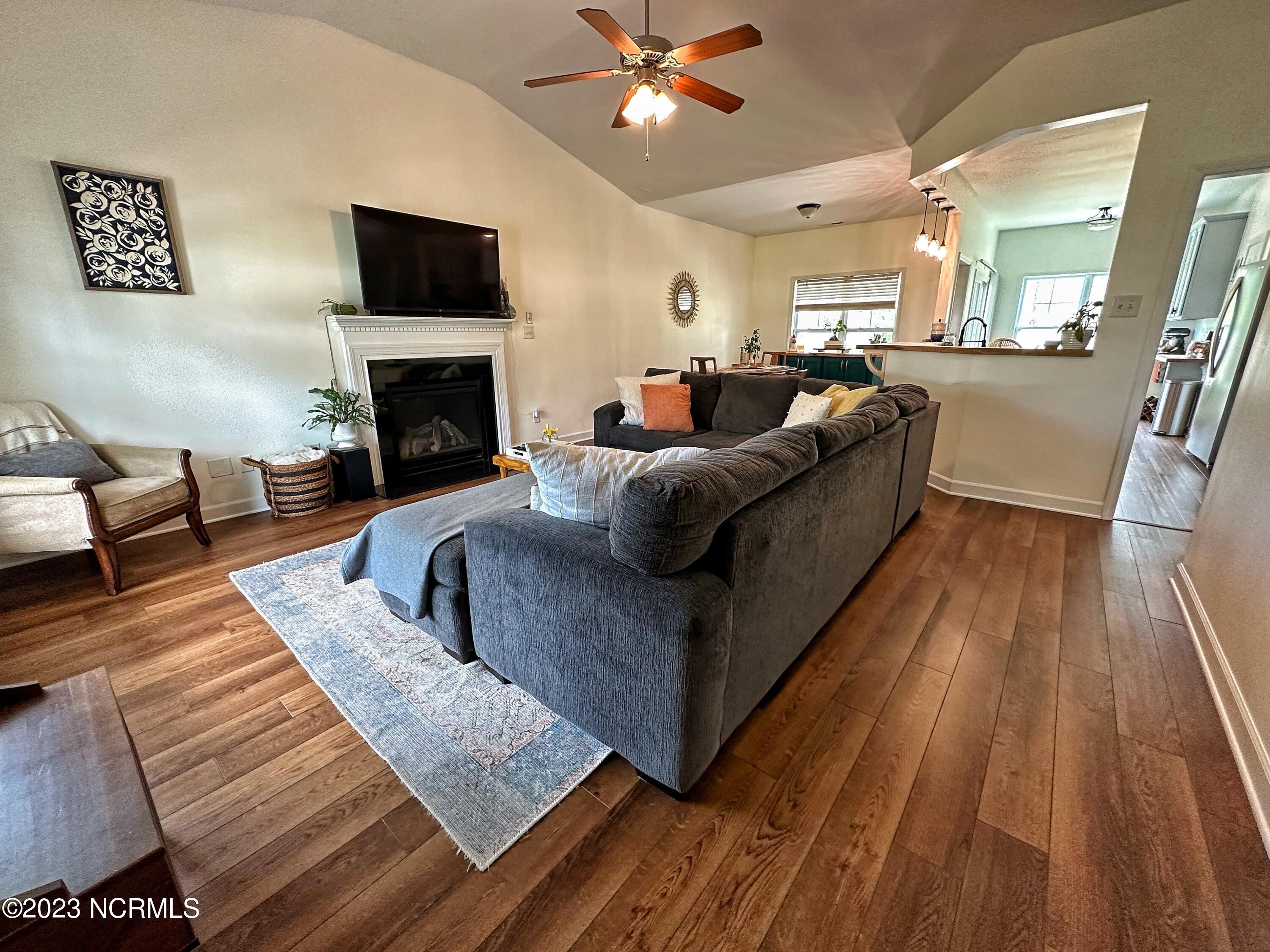 317 Inverness Drive Hubert, NC 28539 - Photo 7 of 40 Livrm(1)