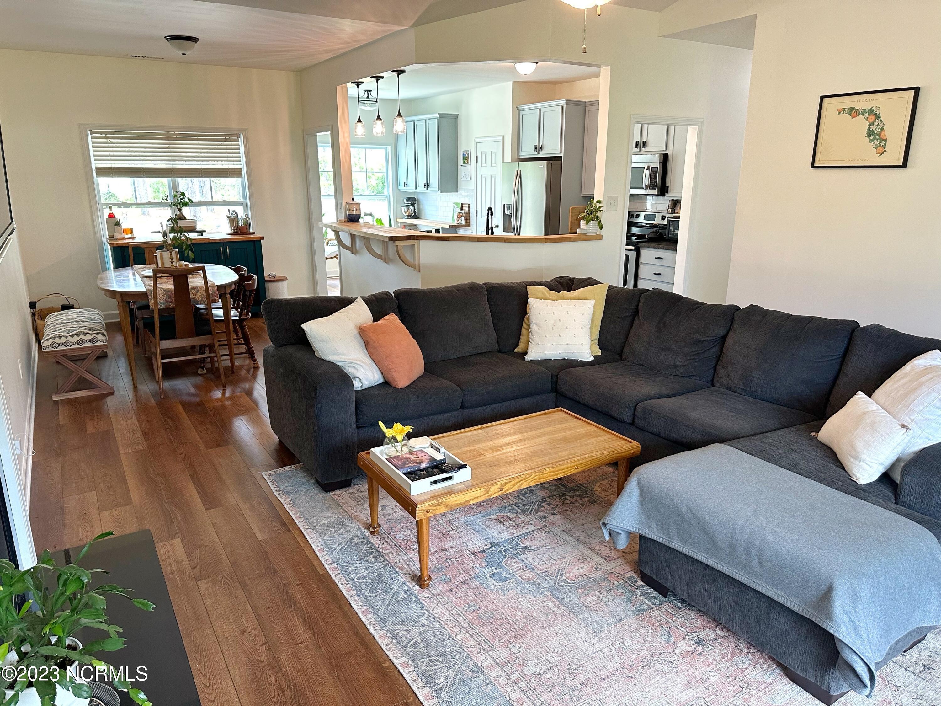 317 Inverness Drive Hubert, NC 28539 - Photo 8 of 40 Livrm(2)