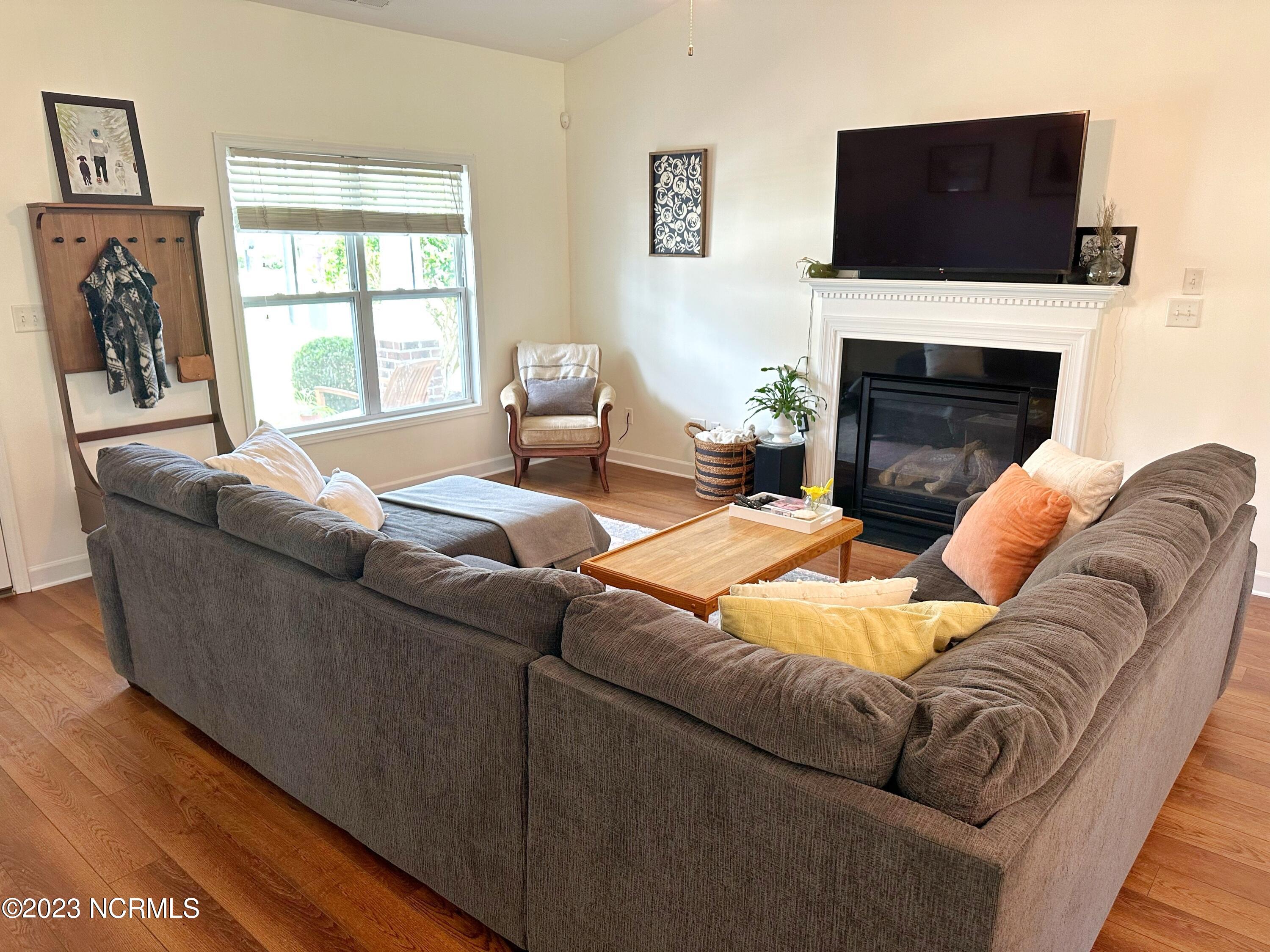 317 Inverness Drive Hubert, NC 28539 - Photo 9 of 40 Livrm(3)