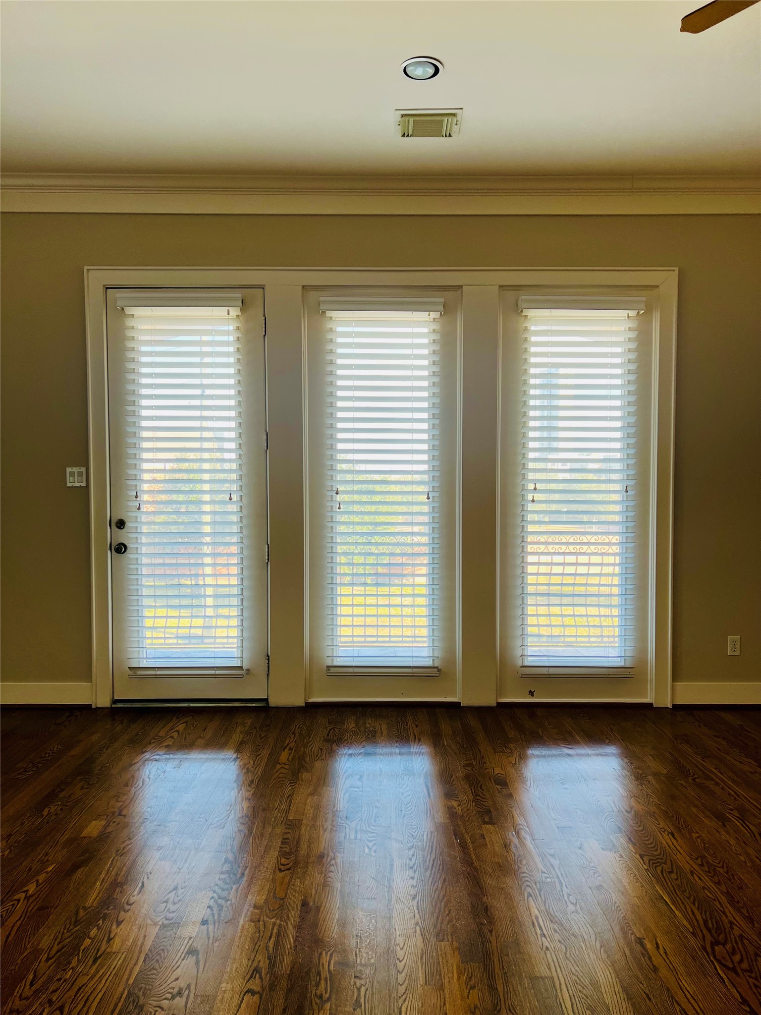 3000 McCulloch Circle Houston, TX 77056 - Photo 11 of 31 Living room with balcony