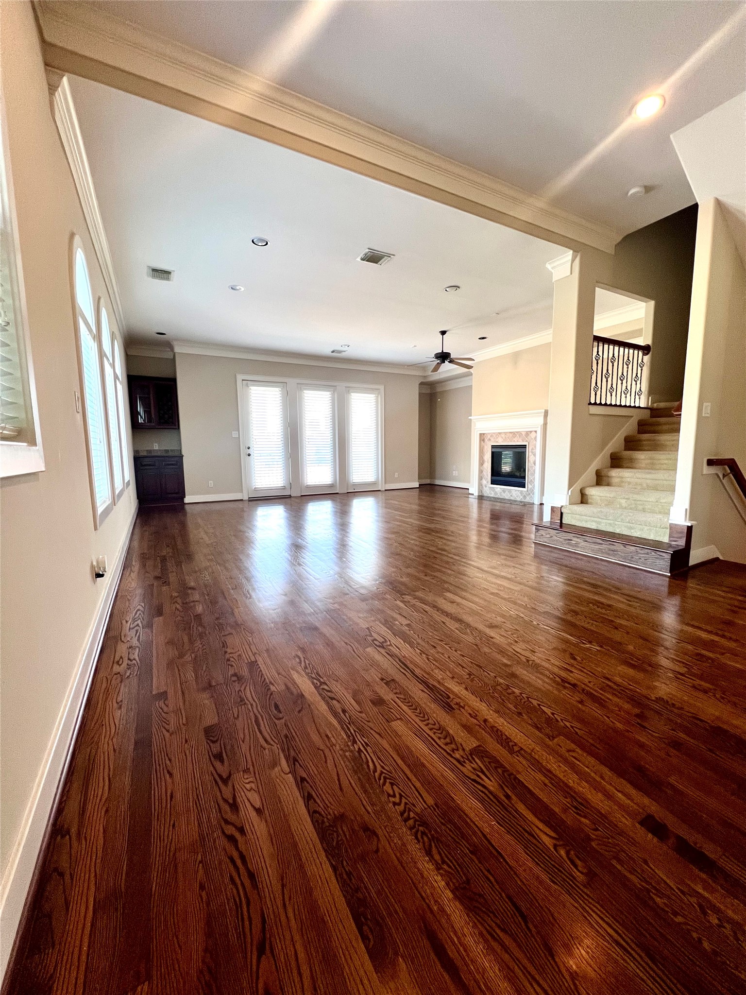 3000 McCulloch Circle Houston, TX 77056 - Photo 13 of 31 Spacious living room with natural light