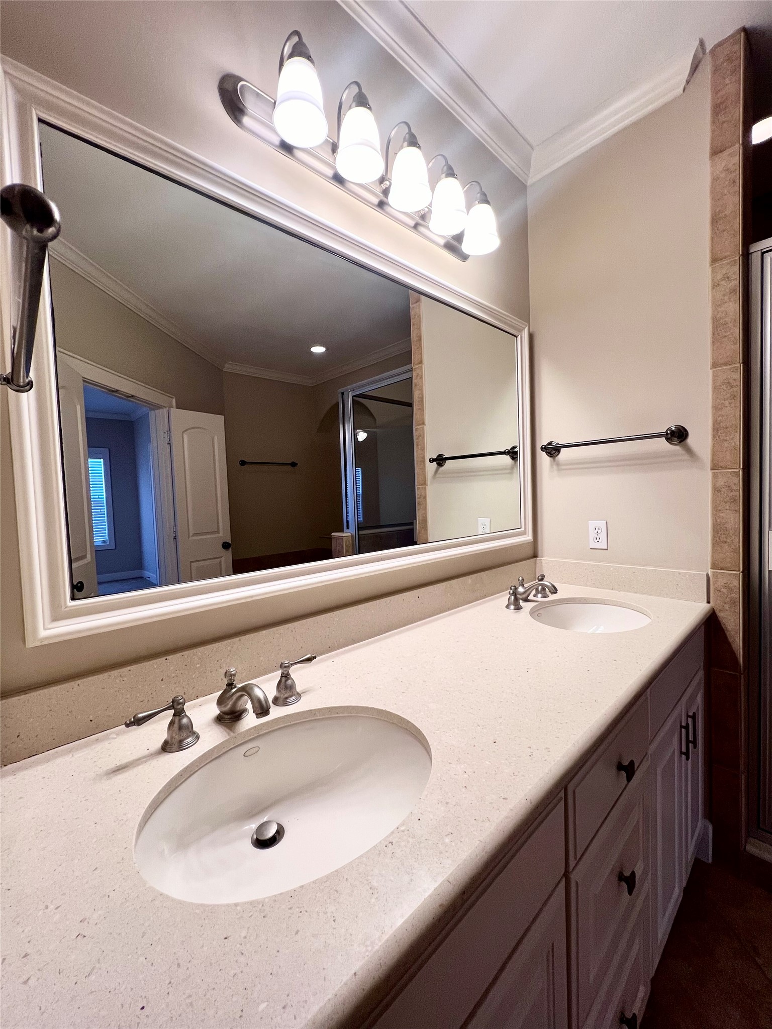 3000 McCulloch Circle Houston, TX 77056 - Photo 27 of 31 Double vanity primary bathroom