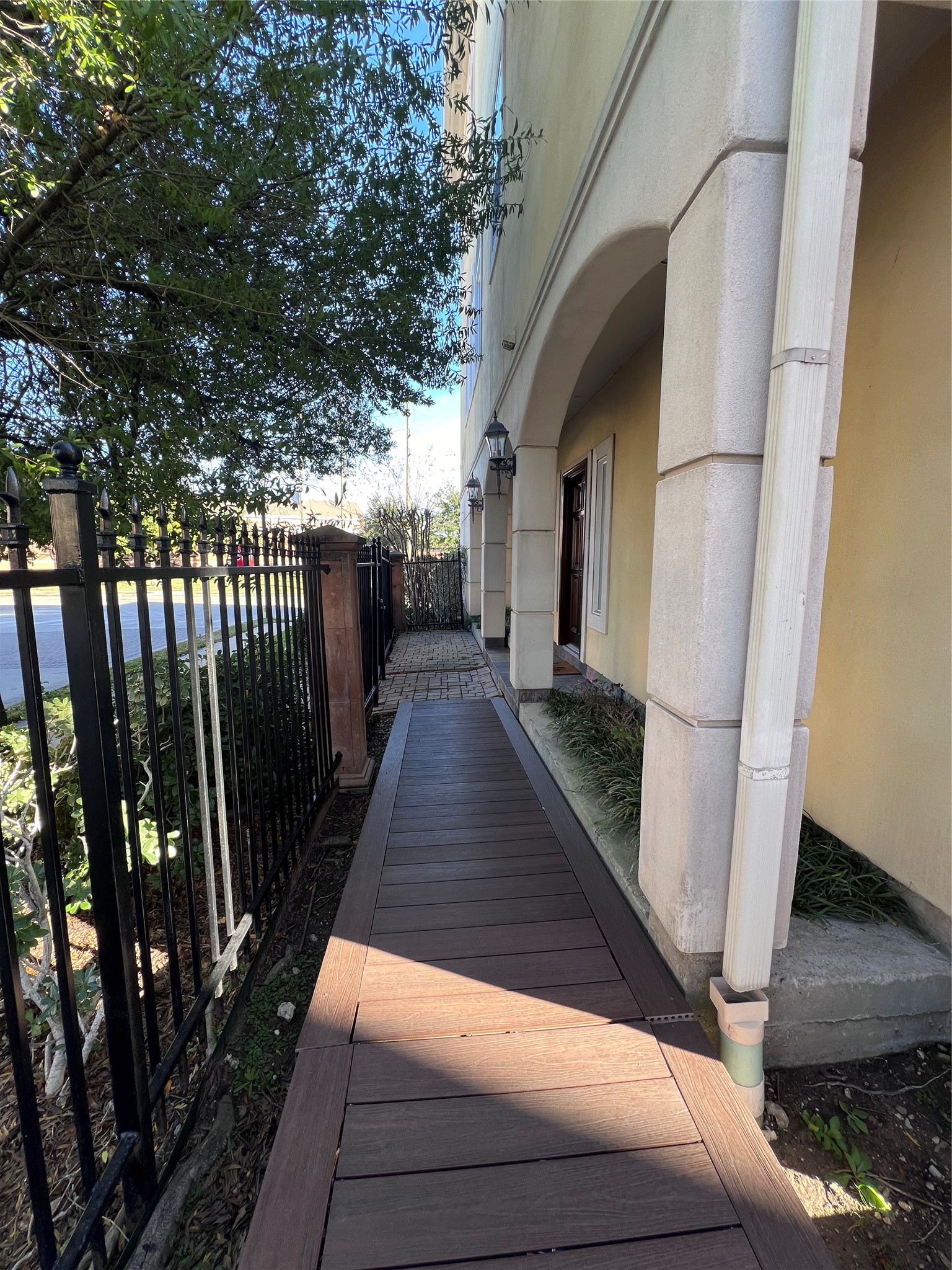 3000 McCulloch Circle Houston, TX 77056 - Photo 6 of 31 Side walkway