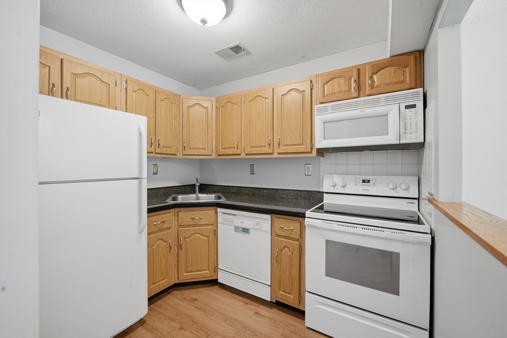 555 Russell Road, Unit E29 Westfield, MA 01085 - Photo 5 of 20