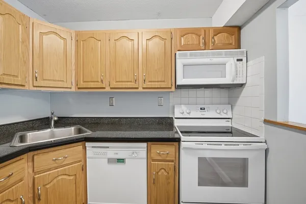 $1,800 | 555 Russell Road, Unit E29, Westfield, MA 01085