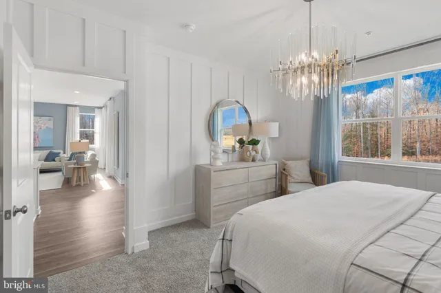 a en suite bathroom with a double vanity sink and mirror