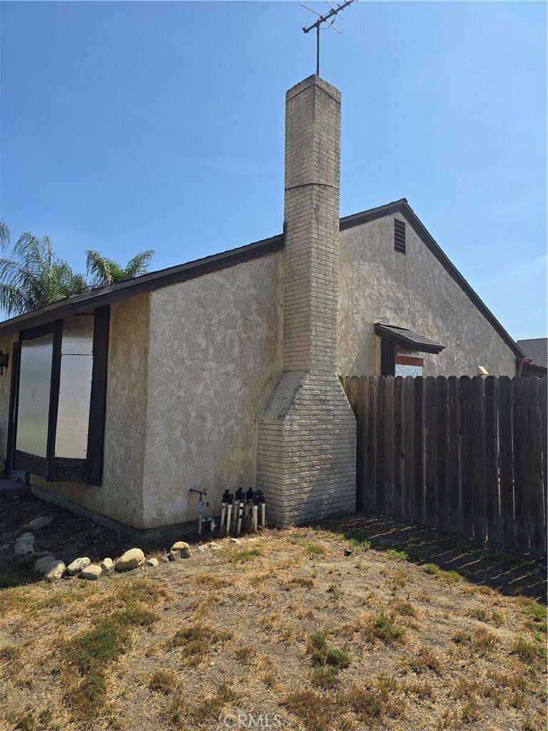 1365 West Etiwanda Avenue Rialto, CA 92376 - Photo 3 of 5 a backyard of a house