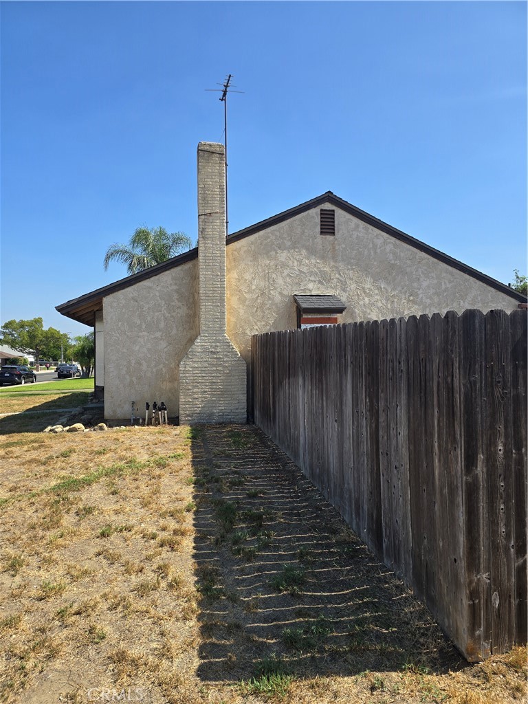 1365 West Etiwanda Avenue Rialto, CA 92376 - Photo 4 of 5 a backyard of a house