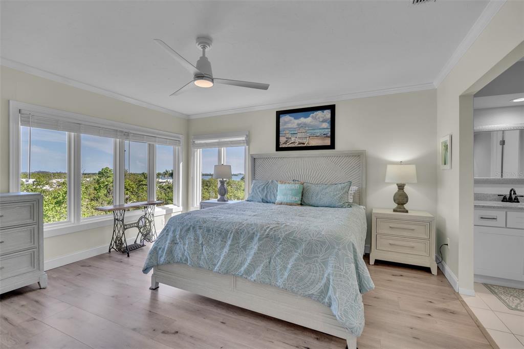 848 Evergreen Way Longboat Key, FL 34228 - Photo 14 of 66 a bedroom with a large bed and a window
