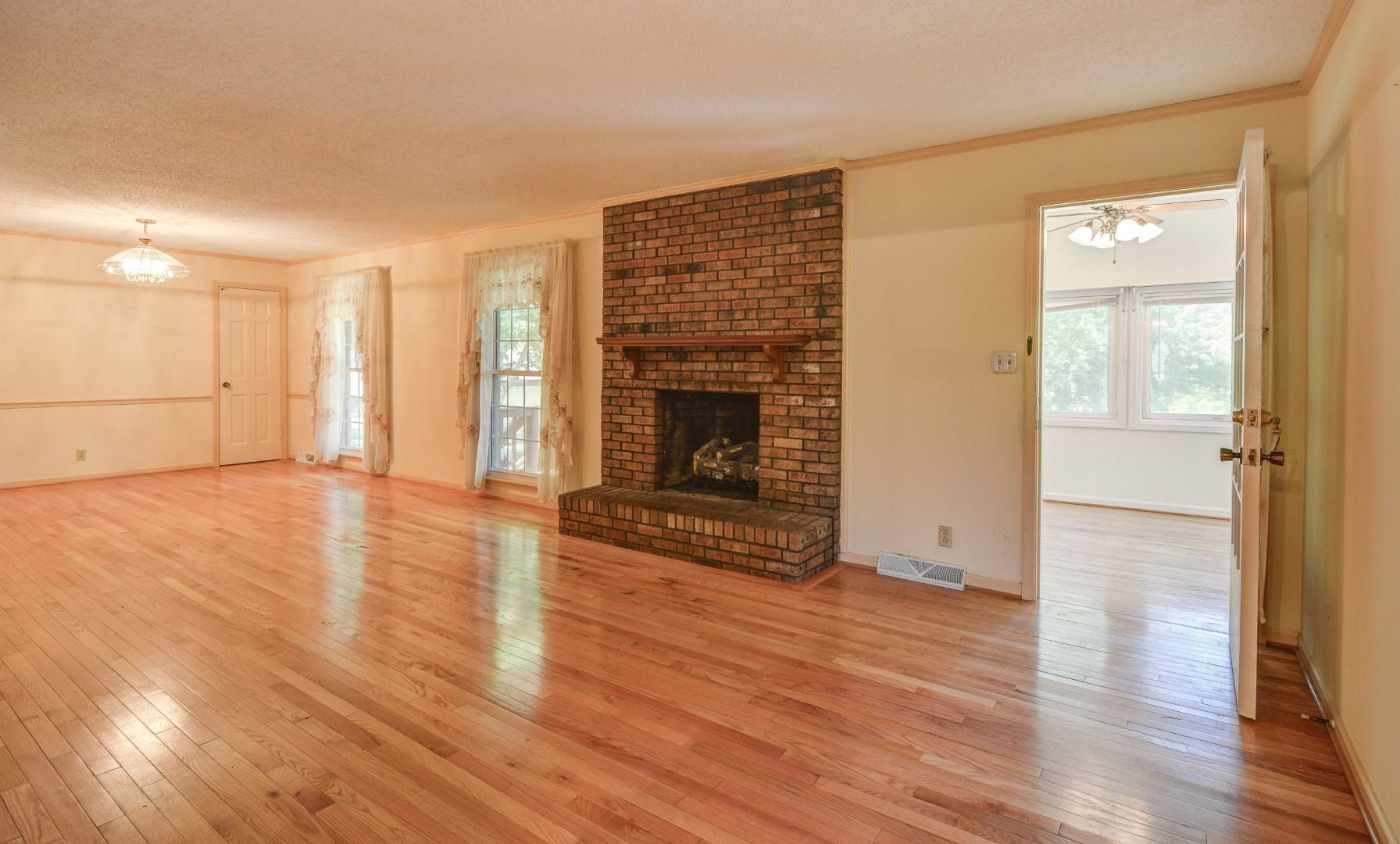 745 Pollard Road Clarksville, TN 37042 - Photo 23 of 30 Living Room