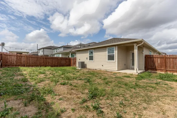 $1,800 | 305 Fairfax Avenue, San Marcos, TX 78666