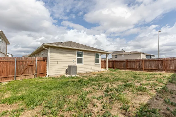 $1,800 | 305 Fairfax Avenue, San Marcos, TX 78666