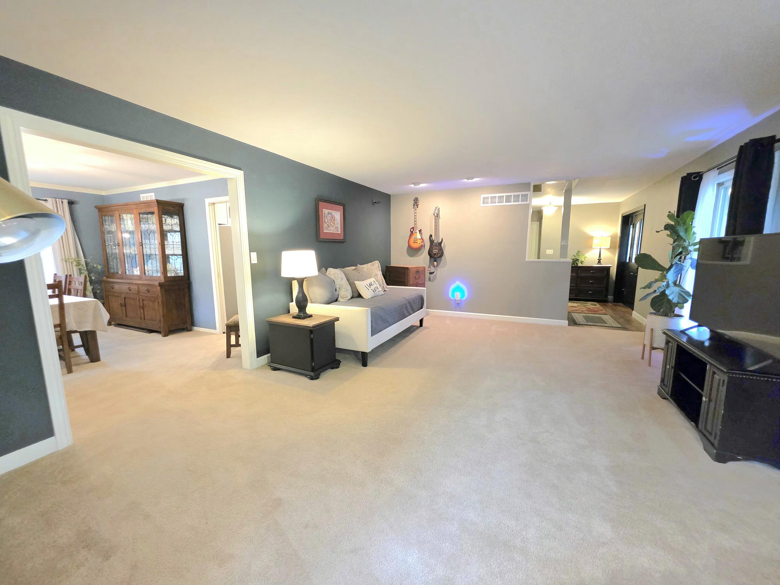 566 Riford Road Neenah, WI 54956 - Photo 4 of 63 Living room