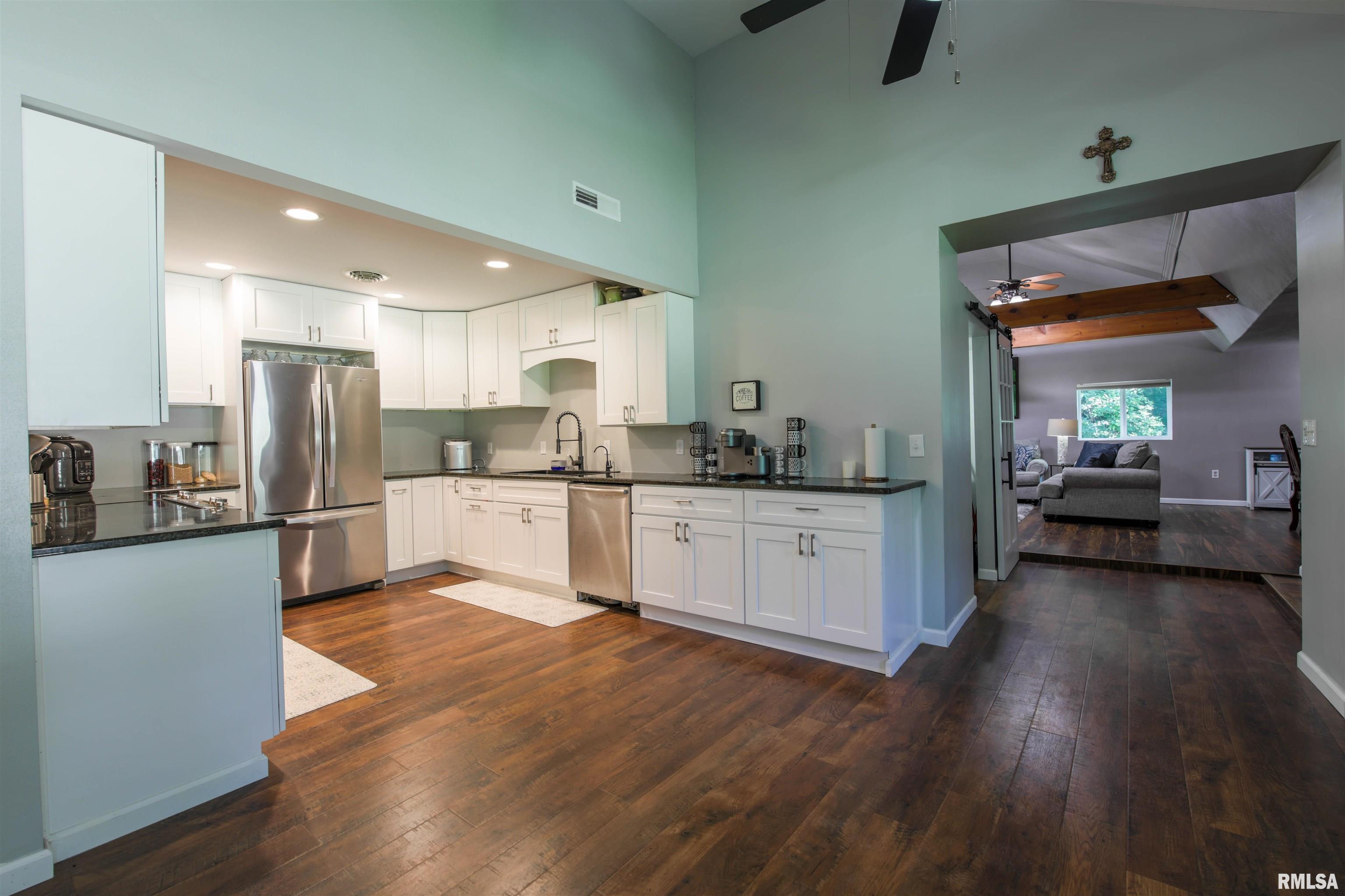 1562 Spring Bay Road East Peoria, IL 61611 - Photo 7 of 52